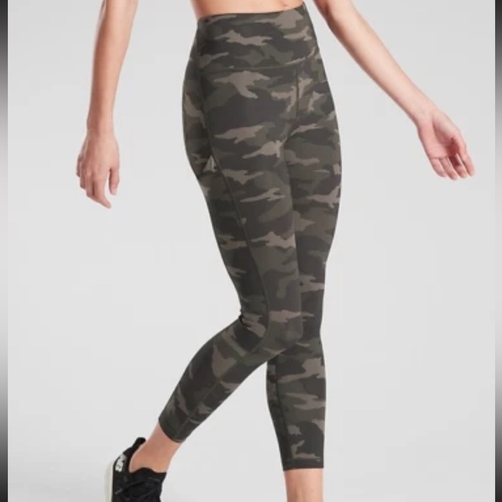 Athleta Ultimate Stash Pocket 7/8 Legging - SuperSonic Olive Camo - S
